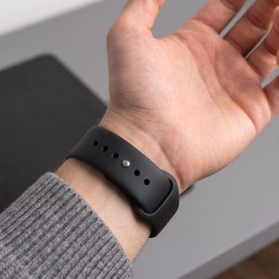 5. Tech-Protect Silikonarmband für Apple Watch 44 / 45 / 46 / 49 mm – Schwarz