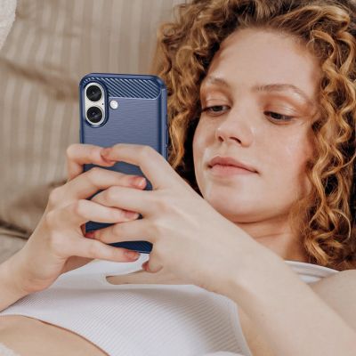 8. Carbon Case Silikonhülle für iPhone 16 - Blau