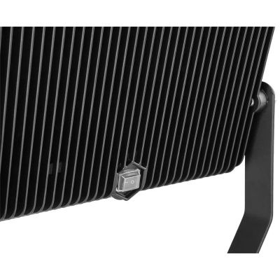 13. Doppelstrahler mit 2 x 100 W SMD-LEDs (2 x 8500 lm) auf einem 1,8 m hohen Stativ