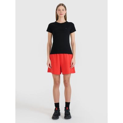 3. Schmal geschnittenes, einfarbiges Damen-T-Shirt 4F 4FWMM00TTSHF2673-20S