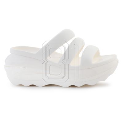 8. Crocs Mega Crush Flip-Flops mit drei Riemen 209842-0WV
