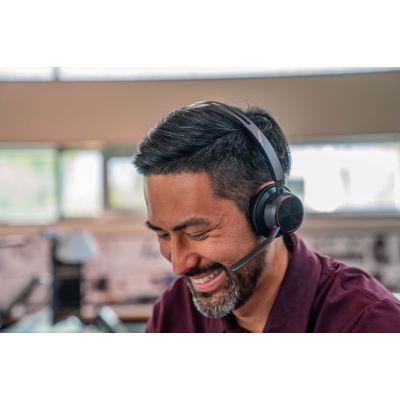 23. POLY Voyager Focus 2 USB-CC Headset mit USB-C/A-Adapter und Ladestation