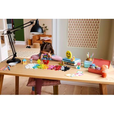 9. LEGO CLASSIC 11042 Kreative Glücksbox