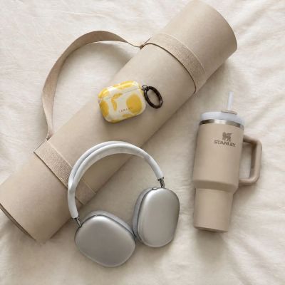 6. Lamano Tech-Protect Hülle für AirPods Pro 3 – Gelb und Weiß
