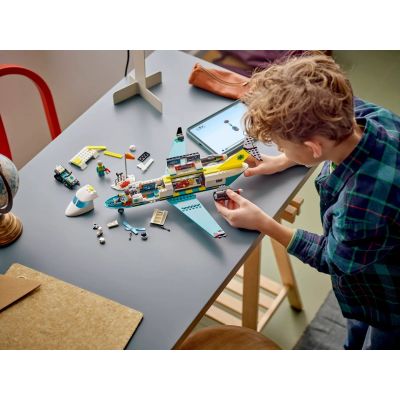 18. LEGO City 60465 Krankenwagenflugzeug
