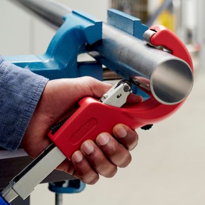 13. Knipex 90 31 03 BK Handrohrschneider