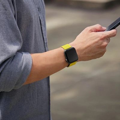 4. Uniq Revix Magnetarmband für Apple Watch 42 / 44 / 45 / 49 mm – Schwarz und Orange