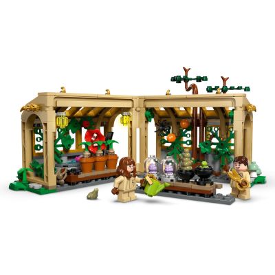14. LEGO Harry Potter 76445 Schloss Hogwarts: Kräuterkundeunterricht