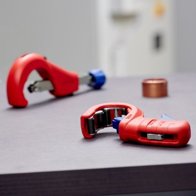 18. Knipex 90 23 01 BK Handrohrschneider