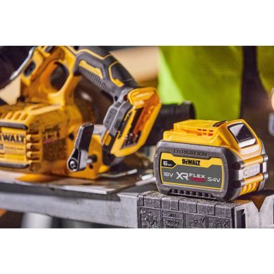 10. DeWALT DCS573NT-XJ Tragbare Kreissäge
