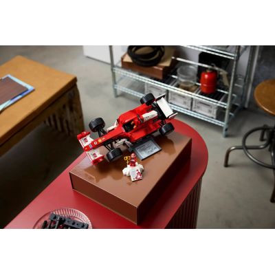 26. LEGO Icons 11375 – Ferrari F2004 und Michael Schumacher