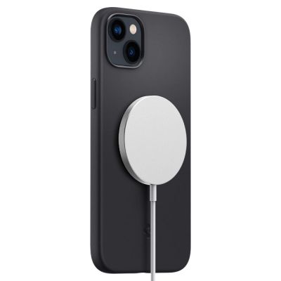 9. Spigen Silicone Fit Mag Hülle mit MagSafe für iPhone 14 Plus – Schwarz