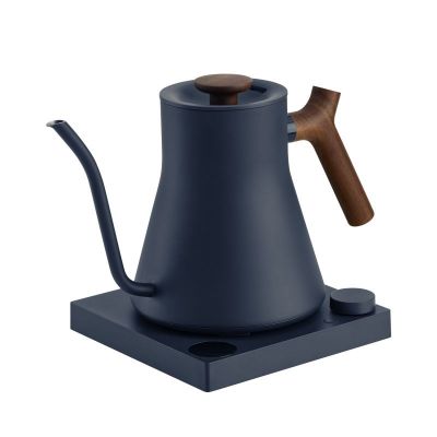 4. Fellow Stagg EKG PRO 900ml Wasserkocher in Steinblau mit Walnussgriff