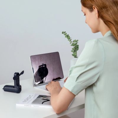 4. Jisulife Handventilator Life8 Mini tragbarer USB-Ventilator mit Powerbank-Funktion 2000 mAh und Taschenlampe – Blau