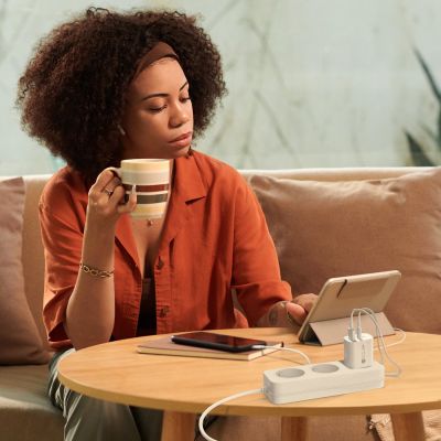 4. A6MaxL 20W USB-A USB-C Wandladegerät mit 1m USB-C - Lightning Kabel - Weiß