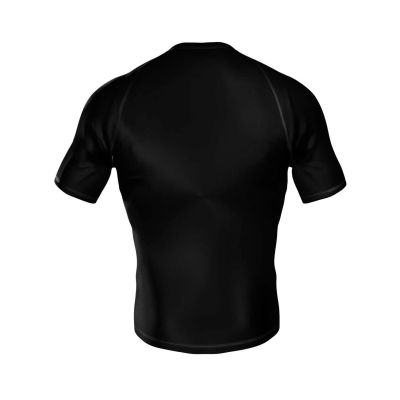 18. Der Kompressions-Rashguard „Team“ besteht aus DBX MORE DRY M-Material.