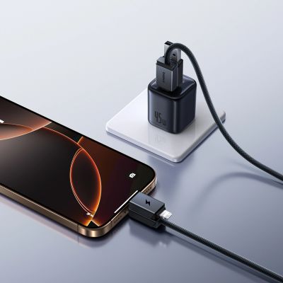 8. Baseus Versatile 60 W USB-C- auf USB-C-Kabel mit USB-A- und Lightning-Adaptern, 1 m – schwarz