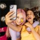 5. Spigen Crystal Hybrid-Hülle für iPhone 15 Plus – transparent und schwarz