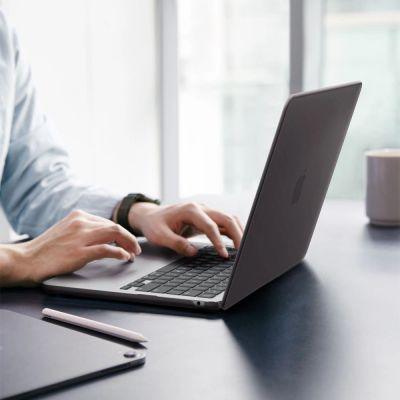 5. Spigen AirSkin Hülle für MacBook Air 13" 2023/2024/2025/2026 - Halbtransparent