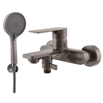 Metallene Badezimmerarmatur mit grauem Kopf
