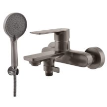 Metallene Badezimmerarmatur mit grauem Kopf