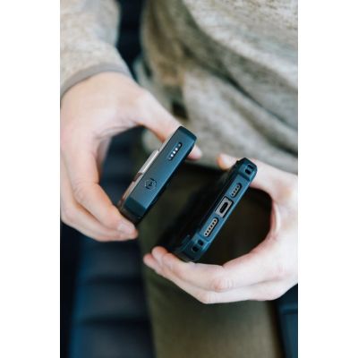 9. Powerbank UAG Rugged 10K – 10000 mAh mit Standfuß, kabelloses Laden mit 10 W, MagSafe-kompatibel, Kabel im Lieferumfang (black/titanium)