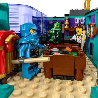 8. LEGO 71799 Ninjago – Ninjago-Stadtplatz