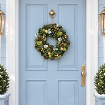 6. Dekorativer Kranz 34 cm, grün, mit Zapfen und Weihnachtskugeln – Mica Decorations