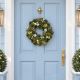 6. Dekorativer Kranz 34 cm, grün, mit Zapfen und Weihnachtskugeln – Mica Decorations