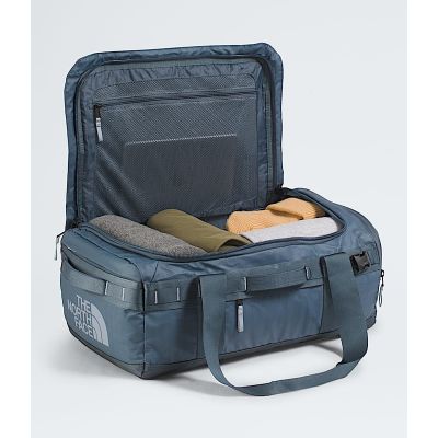 3. The North Face Base Camp Voyager Reisetasche 42L – Grau/Frostgrau