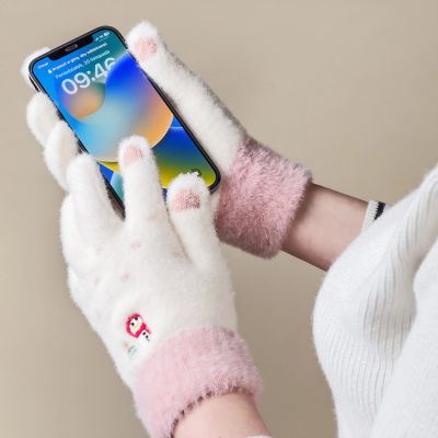 2. Winter-Telefonhandschuhe für Damen mit einem Schneemann und einem Weihnachtsbaum – weiß und rosa