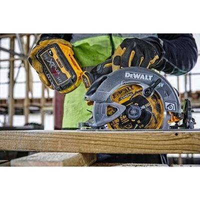 7. DeWALT DCS578NT-XJ Tragbare Kreissäge