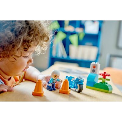 8. LEGO DUPLO TOWN 10471 Blaues Polizeimotorrad