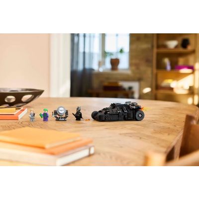 9. LEGO DC SUPER HEROES 76303 Batmans Tumbler gegen Two-Face und den Joker