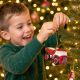 6. GLAS-CHRISTBAUMSCHMUCK IN FORM EINES KIPPLASTERS MICA