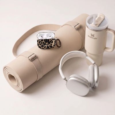 6. Tech-Protect Lamano Hülle für AirPods Pro 3 – schwarz und braun