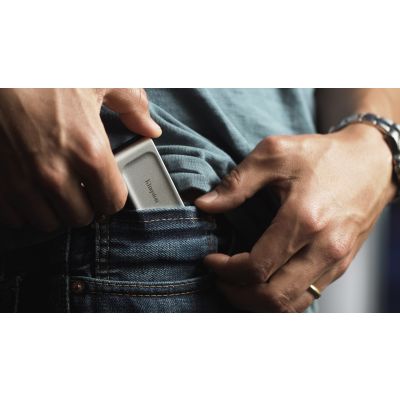 11. Externe SSD-Festplatte Kingston XS2000 (1 TB; USB 3.2; Silber; SXS2000/1000G)