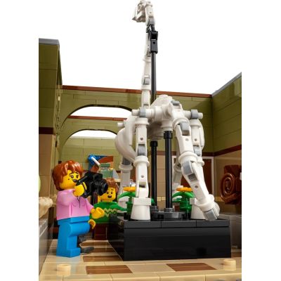 6. LEGO Icons 10326 Naturkundemuseum