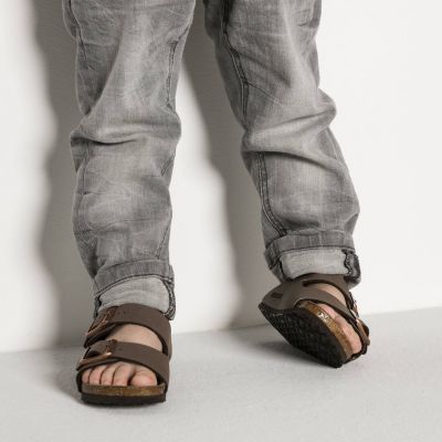 5. Birkenstock Arizona Kids Birko-Flor Nubuk Mocha schmale Flip-Flops für Kinder (0552893)
