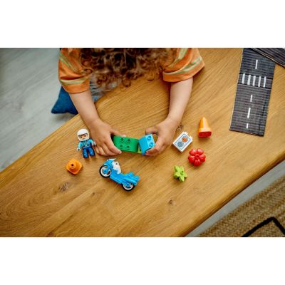 10. LEGO DUPLO TOWN 10471 Blaues Polizeimotorrad