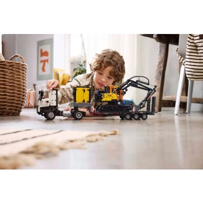 3. LEGO Technic 42175 Volvo FMX LKW und EC230 Elektrobagger