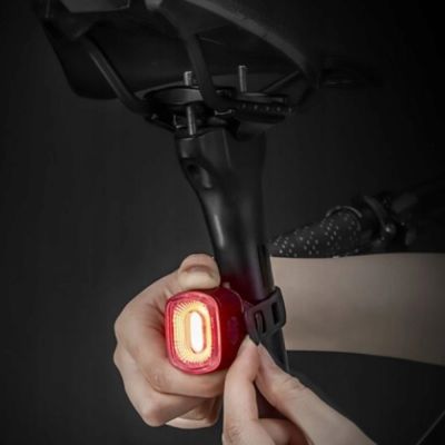 3. Rockbros Q2S LED-Fahrradrücklicht mit Smart Stop System + USB-C - USB-A Kabel - Schwarz