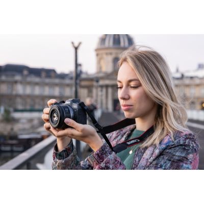 8. Canon EOS R8 - RF 24-50mm Digitalkamera