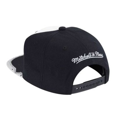 2. Mitchell & Ness Chicago Bulls NBA Day One Snapback Bulls Cap 6HSSMM19226-CBUWHBK