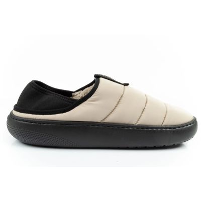 4. Crocs Herren-Hausschuhe Classic Puff Moc Hausschuhe beige isoliert