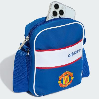 4. adidas Manchester United KQ5125 Tasche