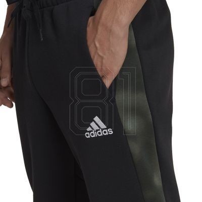 6. adidas Essentials Camo Print Fleecehose M HL6929