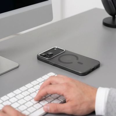 7. Tech-Protect MagZero MagSafe Hülle für iPhone 17 Pro / 18 Pro – durchscheinend matt schwarz