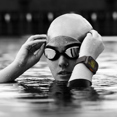 4. Apple Watch Ultra 2 GPS + Cellular 49 mm Titangehäuse mit schwarzem Titan-Milanese-Armband – Größe M