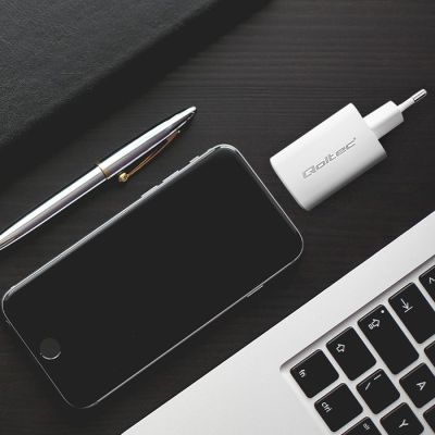 2. QOLTEC 65W GAN ULTRA Netzteil | 5-20V | 2,25-3,25A | 1 x USB Typ C PD | 1 x USB QC 3.0 | Weiß